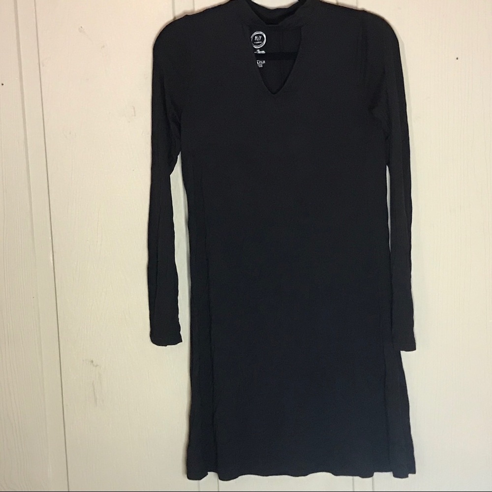 DRESS W/ CUTOUT NECK - Picture 2 of 6